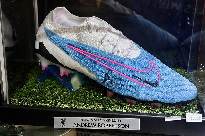 Nike Phantom GX Elite (2023) — бутсы, в которых Эндрю Робертсон играл за «Ливерпуль»; эта пара с его автографом, выставлена в официальном магазине «Ливерпуля» в Сингапуре.