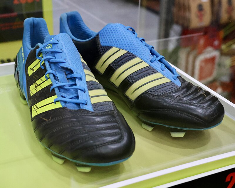 Adidas Predator AdiPower (2011) — Robin van Persie's pair.